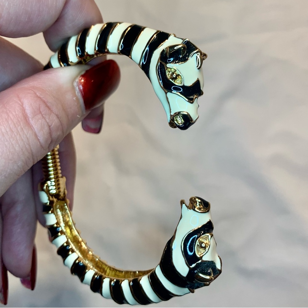 Kenneth Jay Lane Vintage Zebra bangle bracelet - NEW - Black and white enamel - Picture 3 of 17